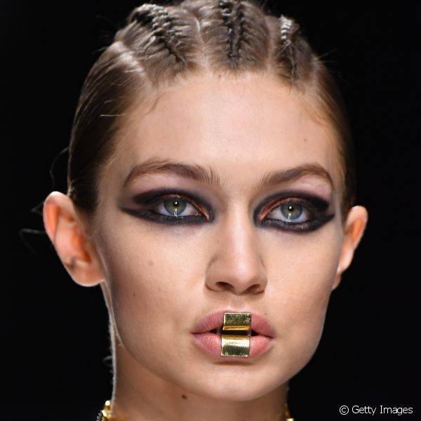 O olho preto apareceu reinventado nas Semanas de Moda, como no desfile de Balmain em Paris, e promete ser tend?ncia (Foto: Getty Images)